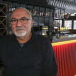 Øzkan Kayhan driver Platos Bar & Tapas Restaurant på Rådhusplassen