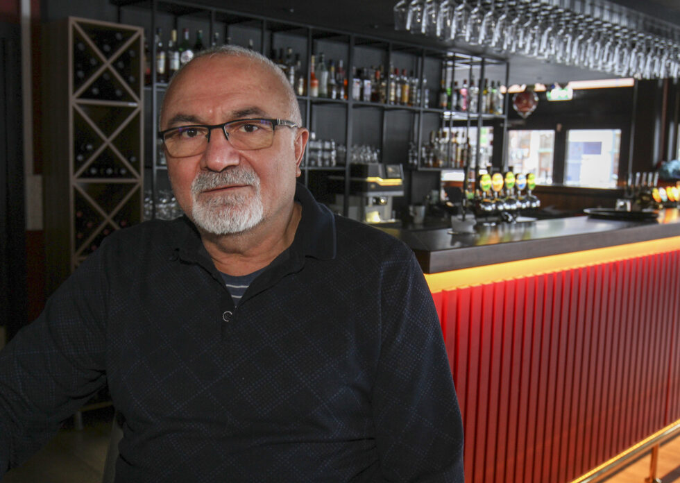 Øzkan Kayhan driver Platos Bar & Tapas Restaurant på Rådhusplassen