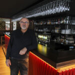 Øzkan Kayhan som driver Platos Bar & Tapas Restaurant på Rådhusplassen stenger inntil videre.