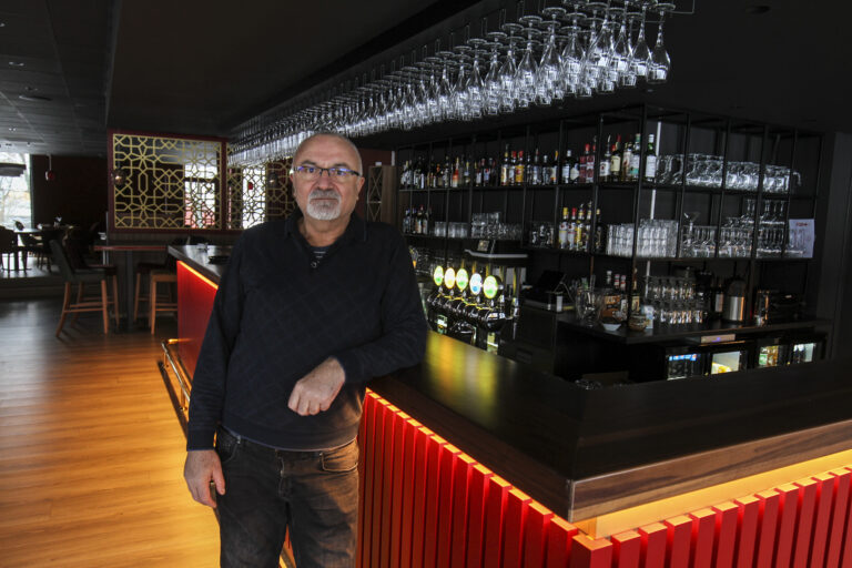 Øzkan Kayhan som driver Platos Bar & Tapas Restaurant på Rådhusplassen stenger inntil videre.