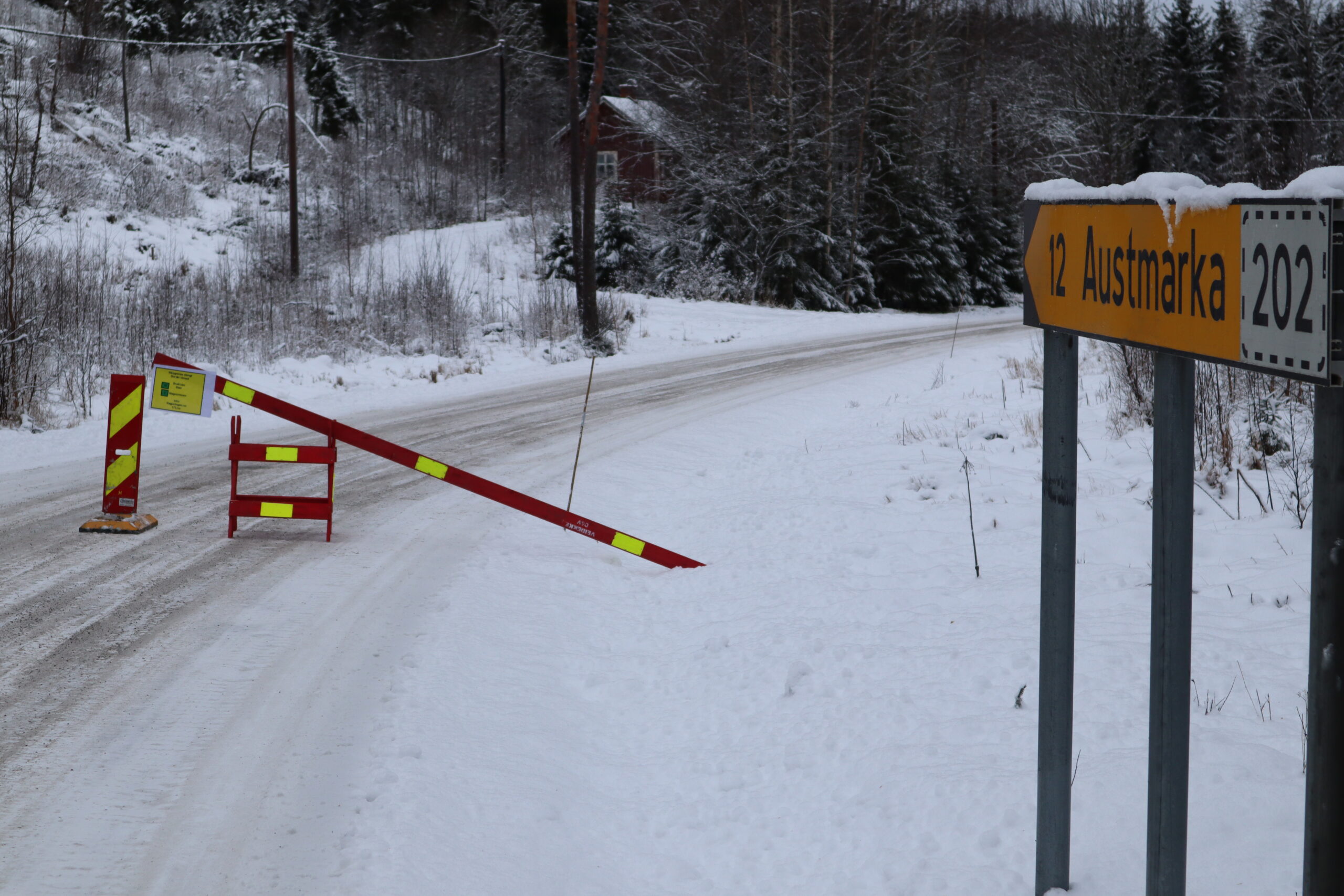 Dette møter de som vil krysse grensa inn til Norge på fylkesvei 1992 ved Mitanderfors.