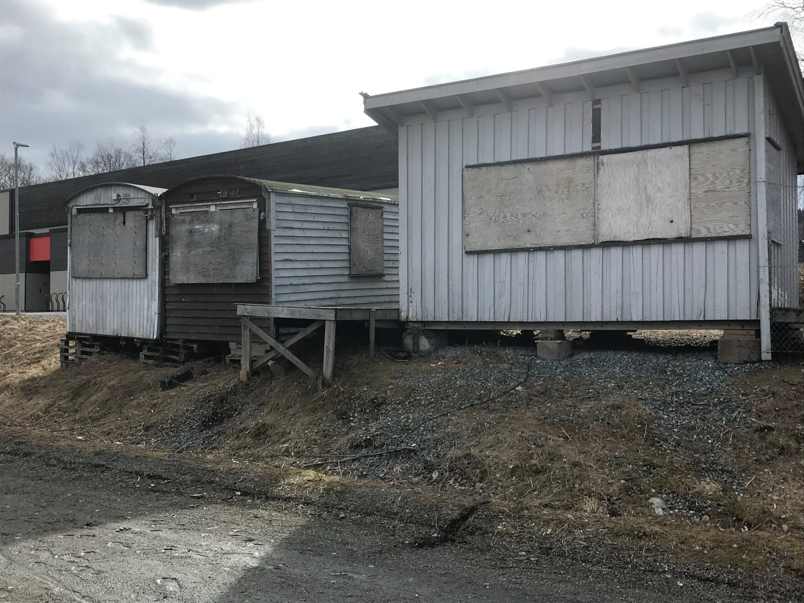 Slik så den gamle bua ut i mars, før bygningsarbeidet begynte.