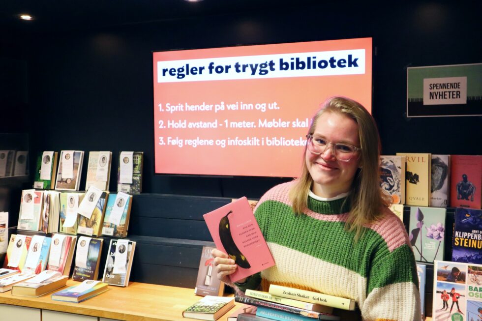 Bibliotekar Linda Andersen Ness med noen av fjorårets mest lånte bøker på Kongsvinger bibliotek