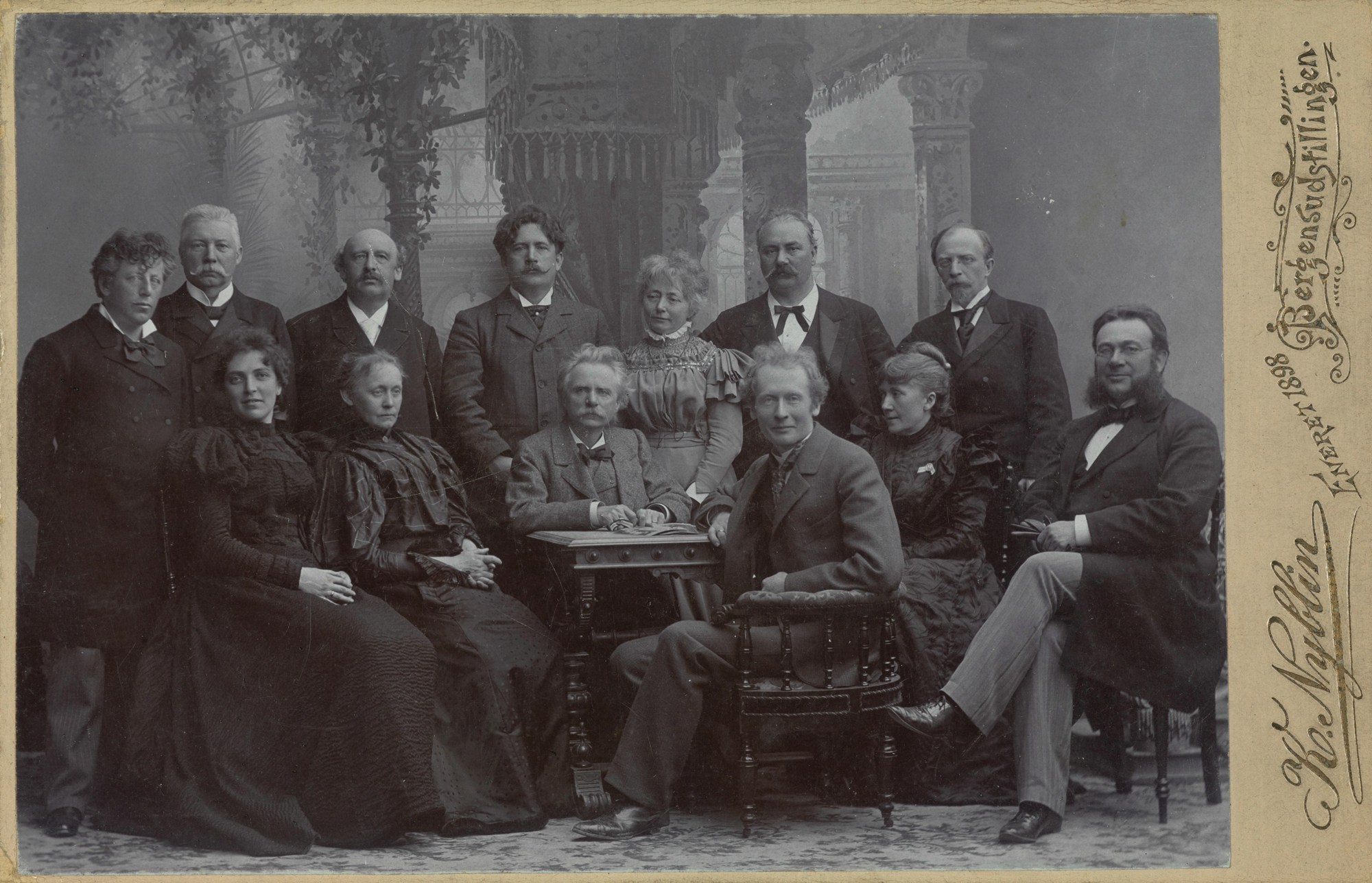 Festspillene i Bergen 1898 (i tilfeldig rekkefølge): Edvard Grieg, Christian Sinding, Johan Halvorsen, Gerhard Schjelderup, Agathe Backer Grøndahl, Iver Paul Fredrik Holter, Thorvald A. Lammers, Nina Grieg, Christian Cappelen, Johan Svendsen, Ole Olsen og Erika Lie Nissen. Foto: Karl Anton Peter Dyrendahl.