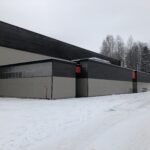 Vaksinering av befolkningen vil foregå i Holthallen. Vaksinelokaler må være store og oversiktlige og krever en god trafikal infrastruktur, tilgang på parkeringsplasser og universell utforming.