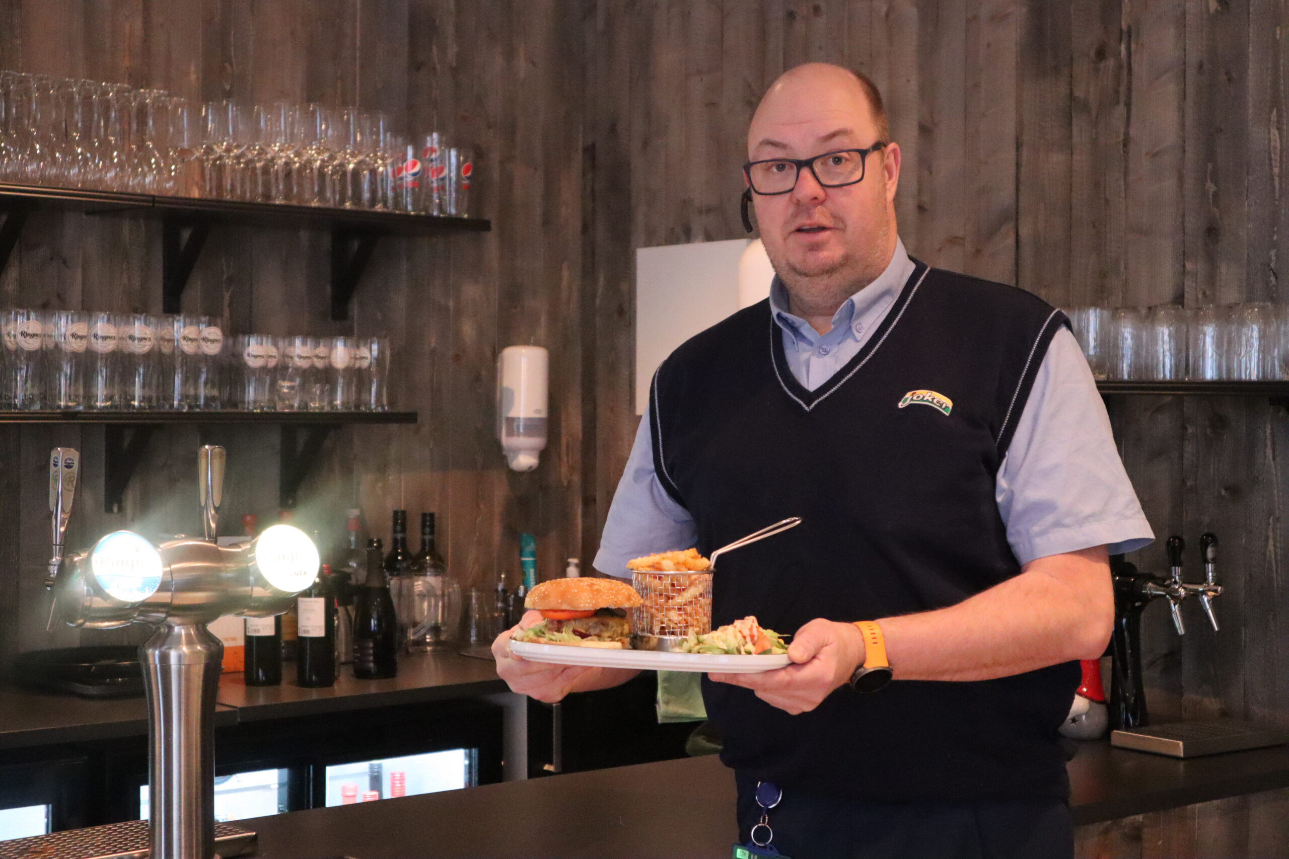 Inne på cafeen kan man få servert både hamburgere, pizza andre matretter.