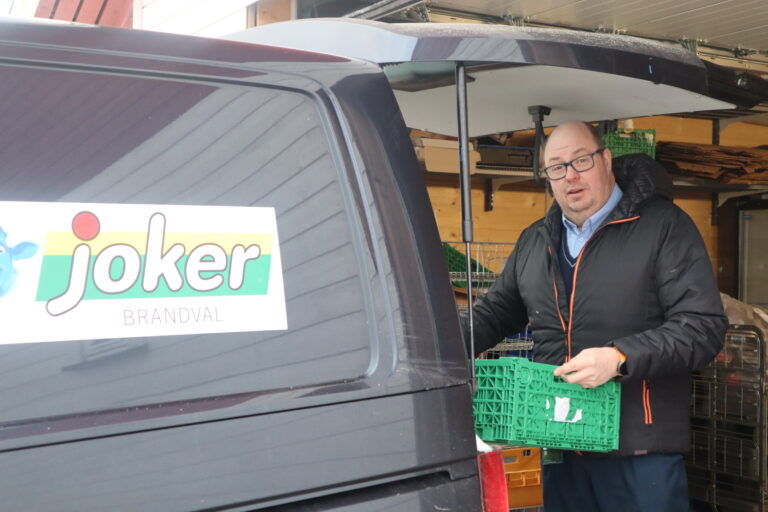 Kjøpmann Lars Bråten og kunde Tom Håvard Trøhaugen.