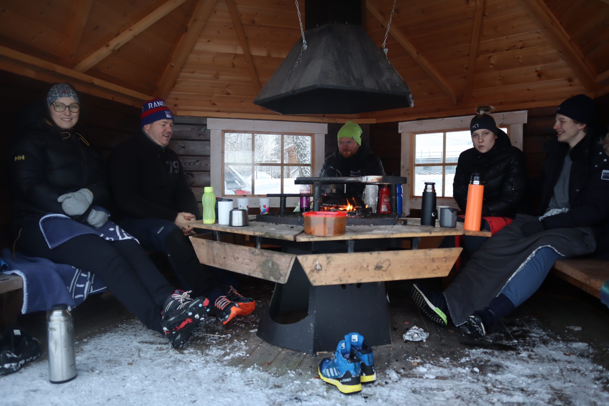 Marianne Fjellvang, Knut Ole Fjellvang, Erlend Tørmoen, Marina Fjellvang og Marius Sjøbrend hygget seg i grillbua.