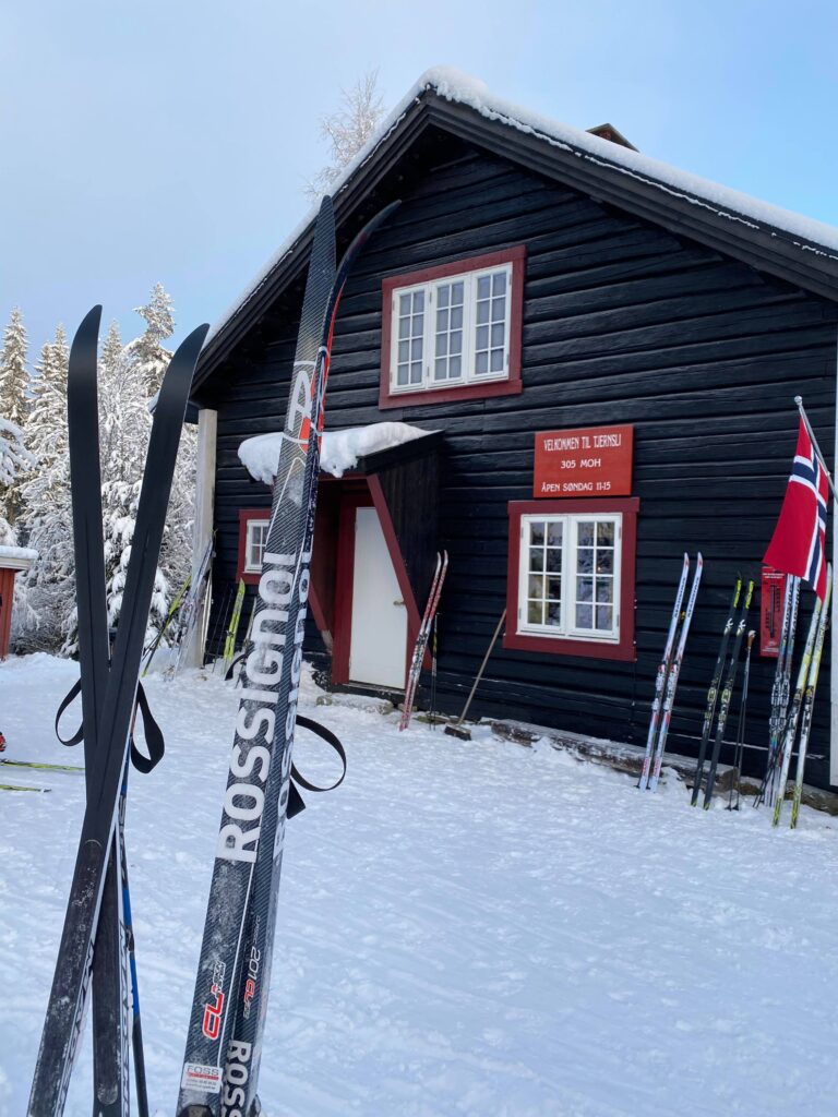 Skihytta på Tjernsli var et populært turmål for mange i helga.