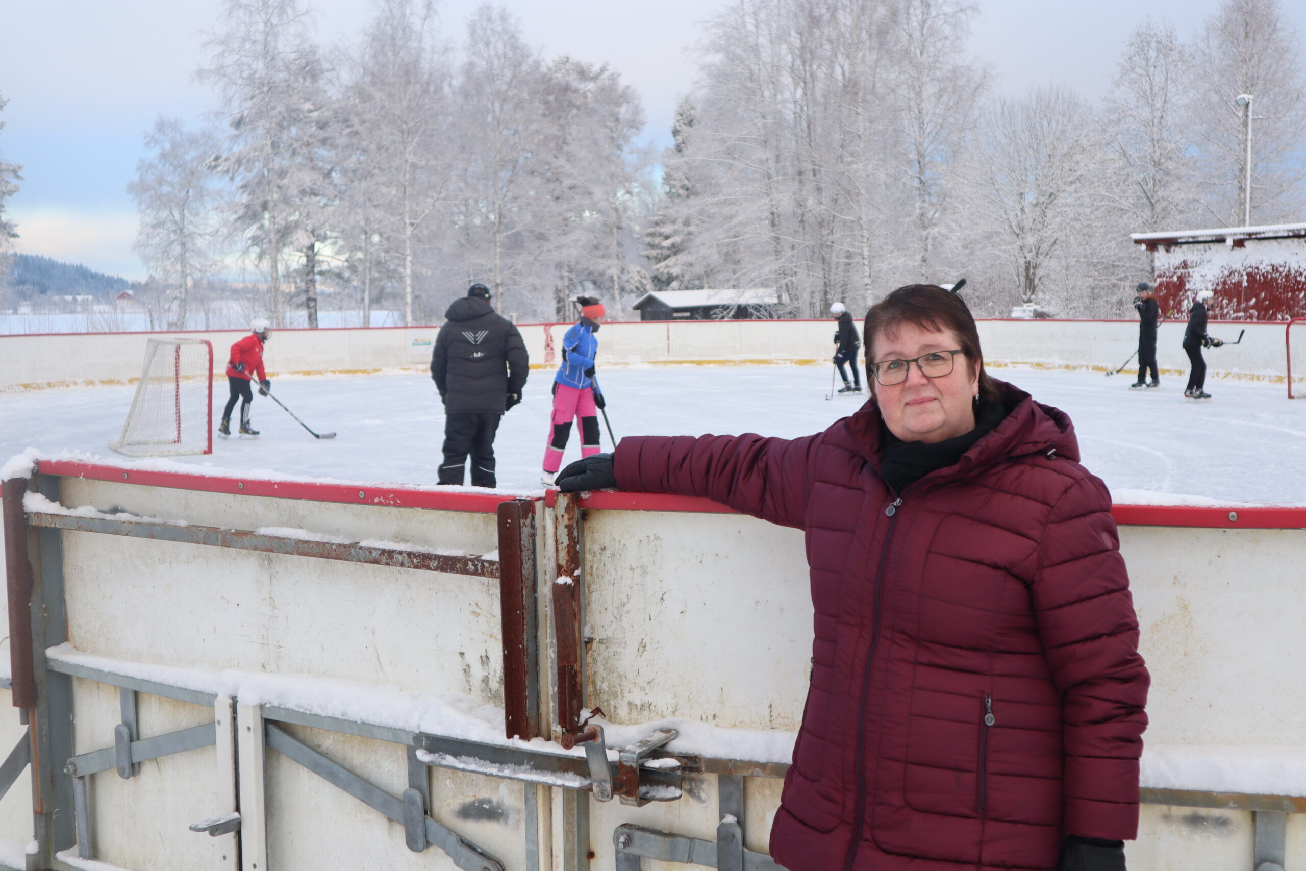 Austmarka utvikling er opptatt av at bygda skal ha plass til både unge og eldre. Her fra skøytebanen på Austmarka som bygdas innbyggere setter i stand på dugnad.