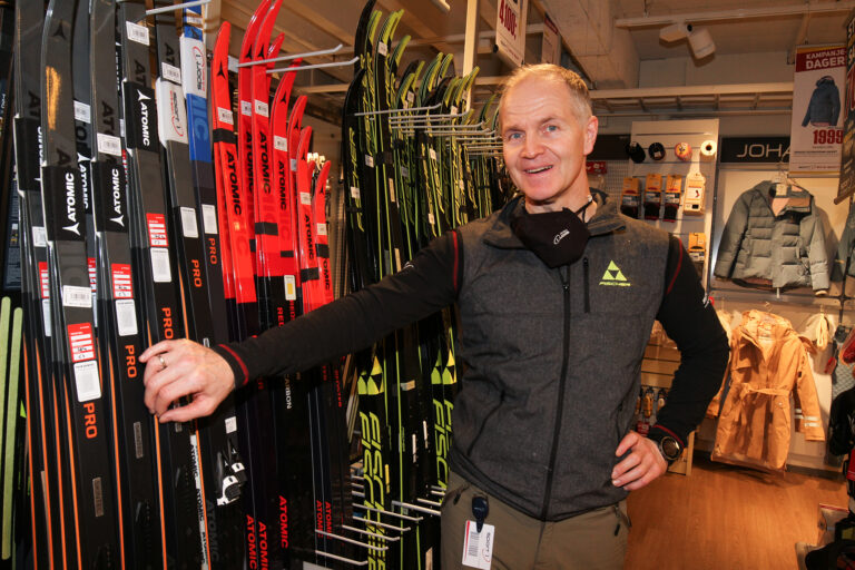 Joachim Håven ved Sport 1 Kongsvinger har hatt nok å henge fingrene i etter at det kom snø i lavlandet.
