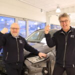 Even Bjørkli (t.v.) og Trond Fiskerud på Toyota Sulland kunne juble for et år over forventningene. Tross et spesielt år var det også et godt bilår for flere bilforhandlere.