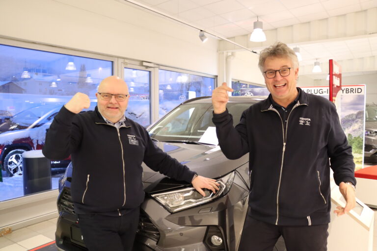Even Bjørkli (t.v.) og Trond Fiskerud på Toyota Sulland kunne juble for et år over forventningene. Tross et spesielt år var det også et godt bilår for flere bilforhandlere.