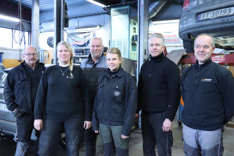 En tredjedel av staben på Aasum Bil er nå kvinner. Her representert med Tom Slaastad (t.v.), Connie Sørpebøl, Atle Aasum, Monica Sætra, Espen Berglund og Tommy Lillenes.