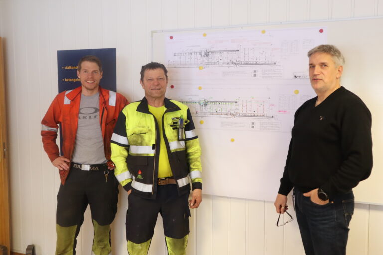 Fra venstre avdelingsleder produksjon Ole Kenneth Olsen, vedlikeholdsansvarlig Geir Trøhaugen og fabrikksjef Thor-Egil Einarsrud viser hvor det nye produksjonsanlegget skal monteres.