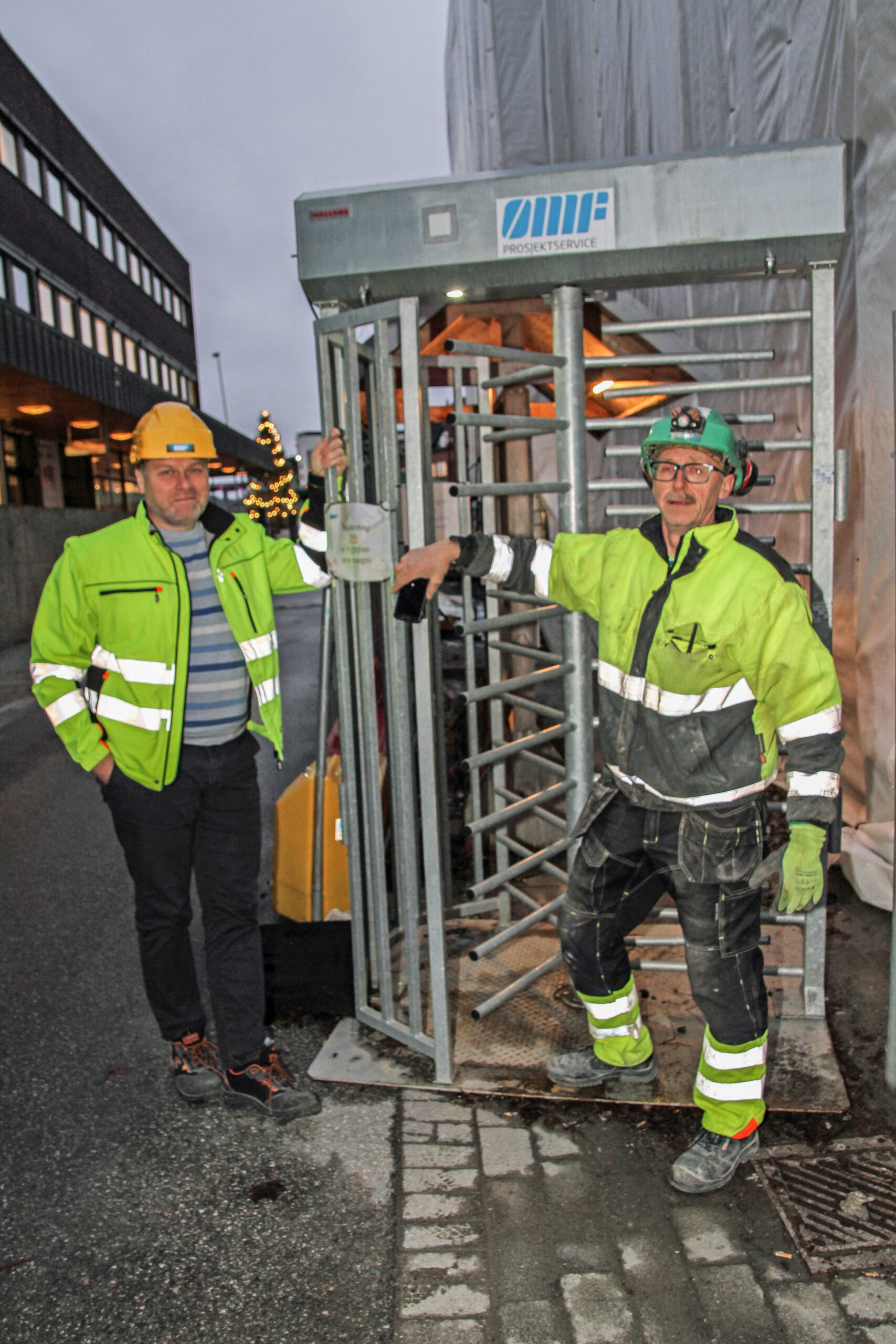 – Sikkerheten på et byggeprosjekt starter allerede ved inngangsporten, forteller (t. v.) leder for personal og ressurs Lars Christian Stømner og verneombud Kjell Ola Grønnbekken (t. h.) hos Ø.M. Fjeld. Uten gyldig HMS-kort slipper du ikke inn i Haugekvartalet.