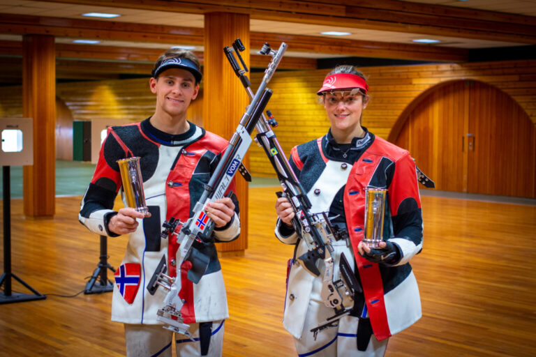 Henrik Larsen på NTG Kongsvinger fikk endelig sin kongepokal. Den andre var Jeanette Hegg Duestad fra Nøtterø skytterlag.