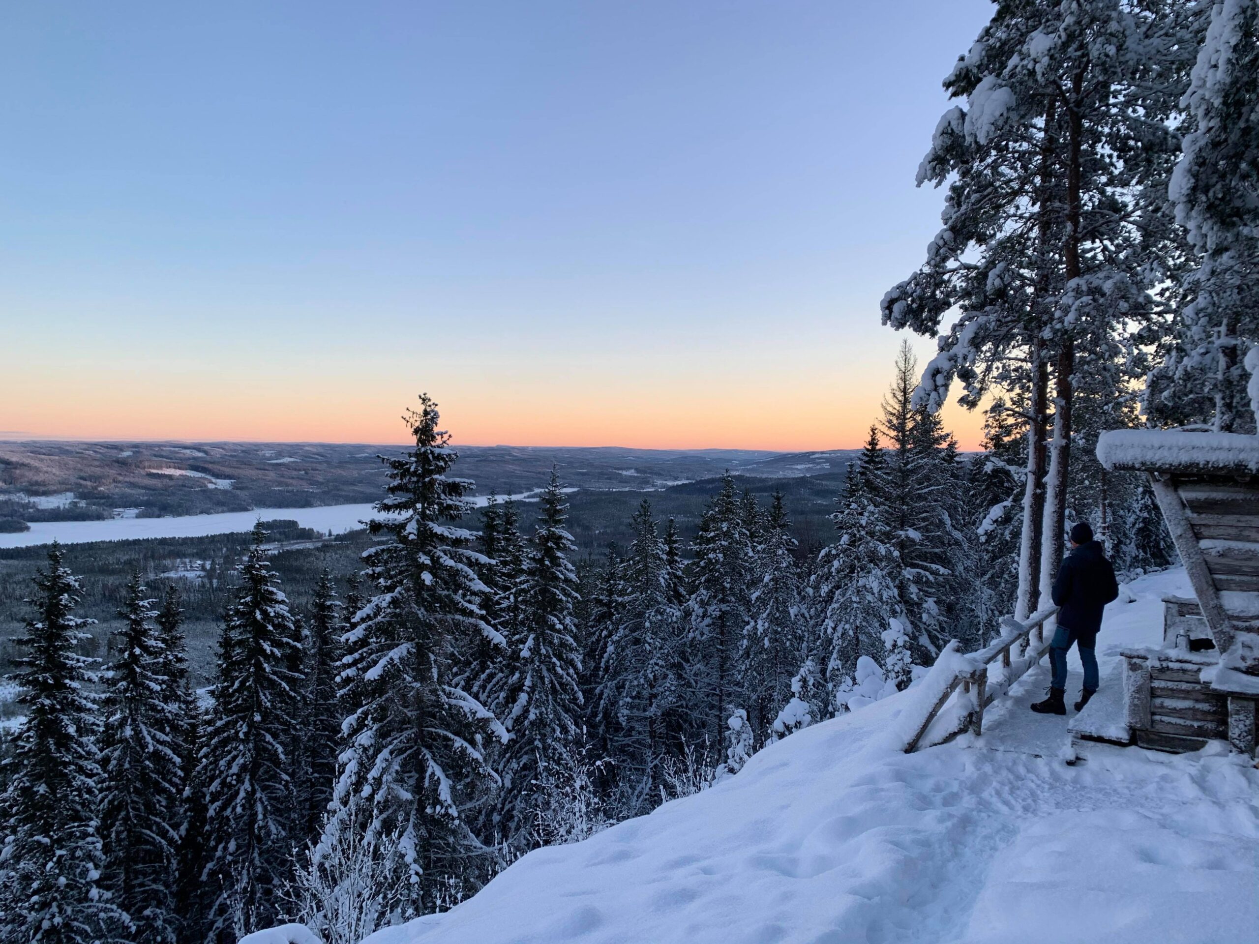 Dronningens utsikt en januardag. Rød glød over skogene.