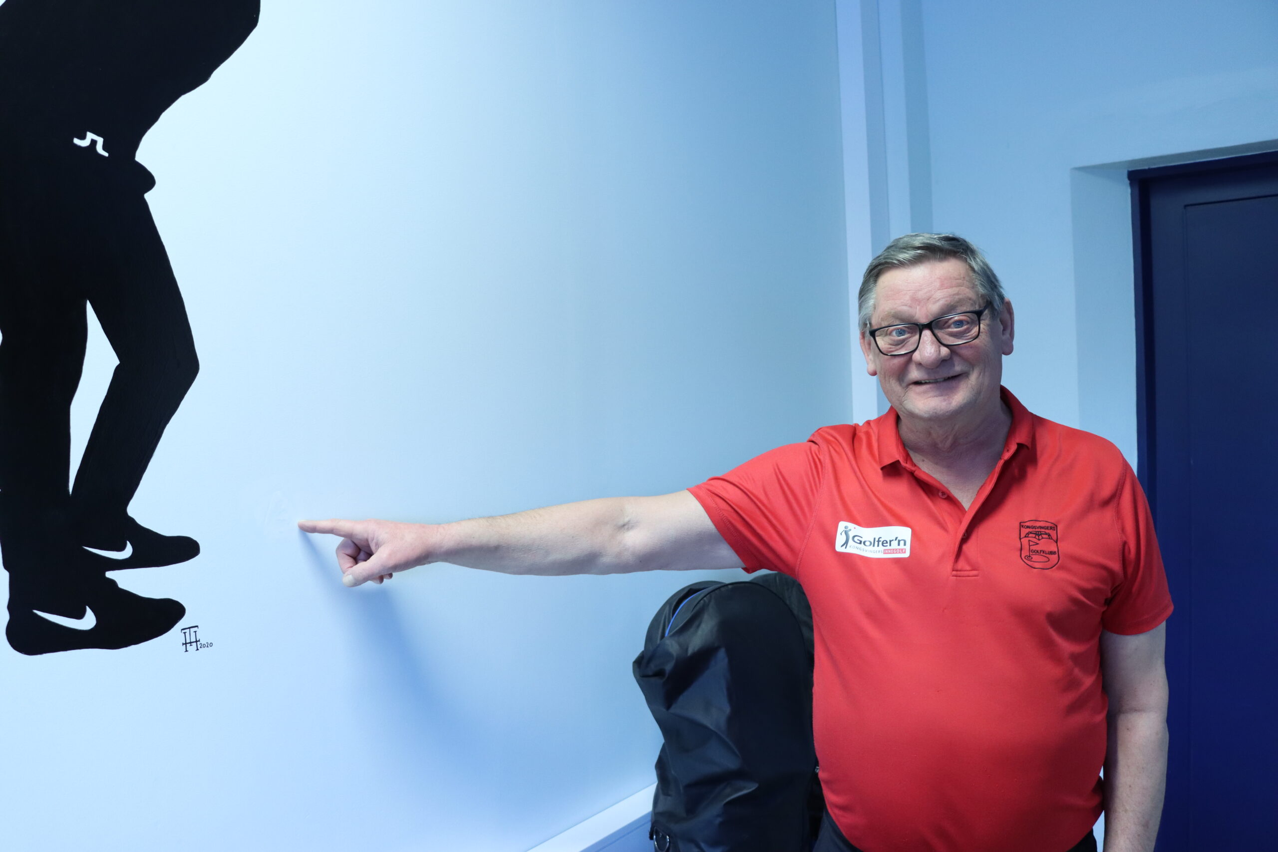 En gang holdt det på å gå gærent, men veggen tok litt skade. At John Olav var her kommer på veggen snart.