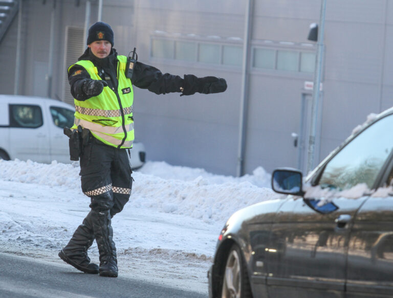 Politibetjent Emil Fjeldseth vinket inn mobilsyndere ved ishallen under lørdagens kontroll.