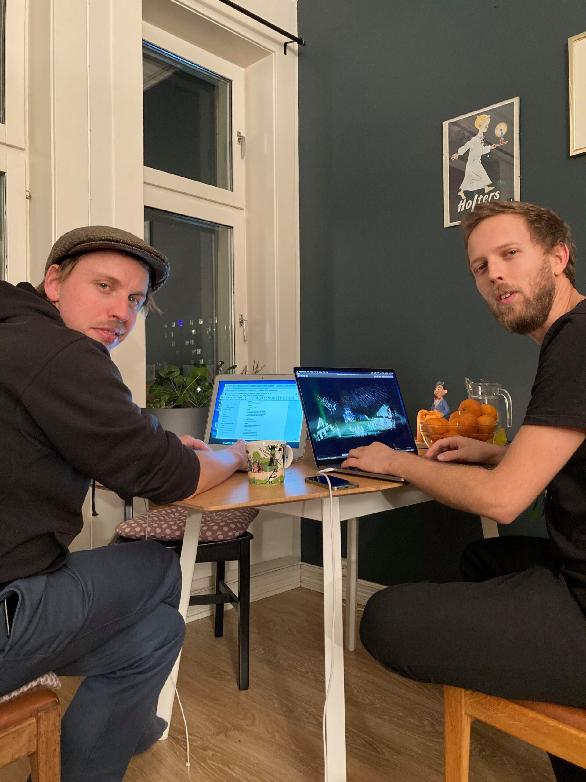 Heldigvis ikke bare hjemmekontor, innimellom må man tillate seg å møtes når man skal jobbe kreativt. Harald Engan (tv) og Martin Høgberget har jobbet i to år med manuset til forestillingen.
