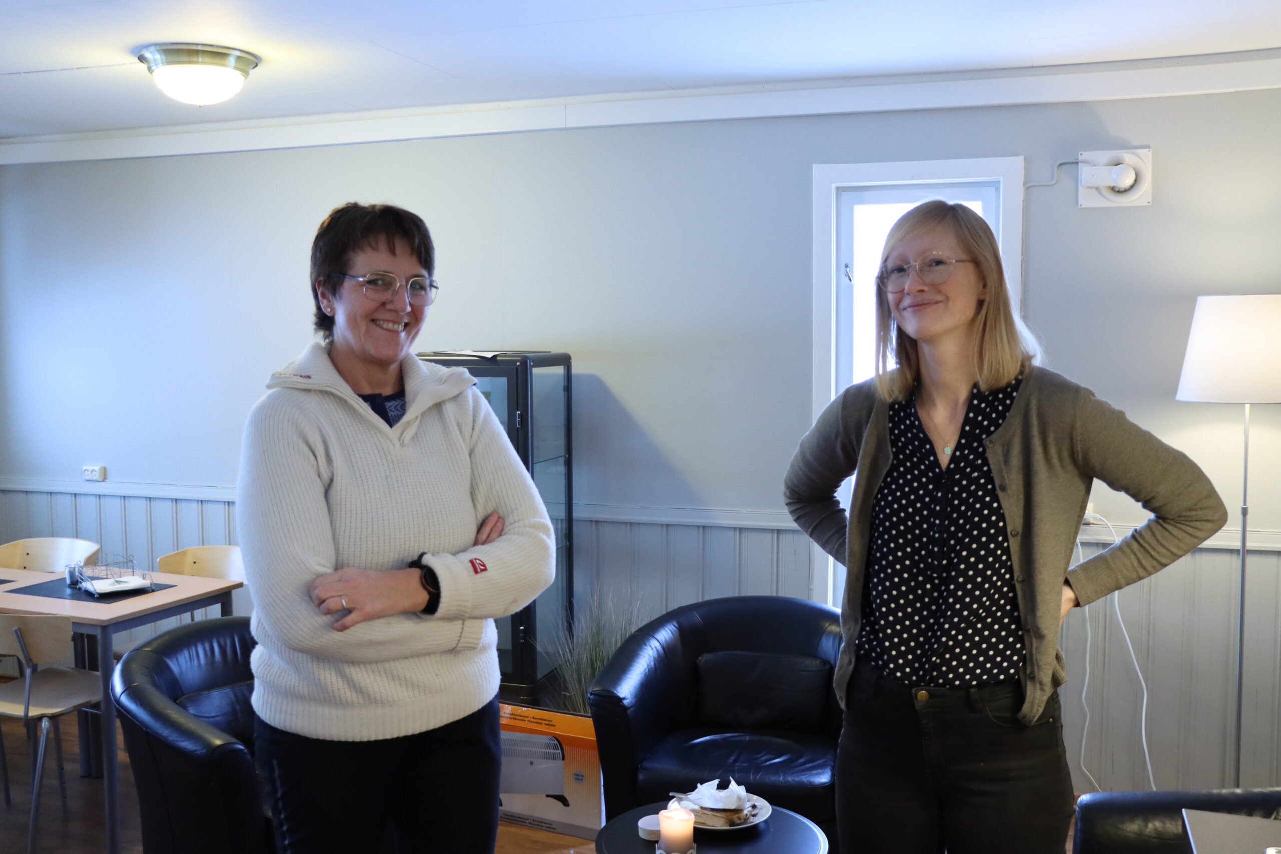 Rådgiver for friskliv og mestring, Kristin Lysen (t.v.), og kommunepsykolog Alice Farstad står fortsatt på, selv om det er lite folk som er fysisk til stede hos Frisklivssentralen.