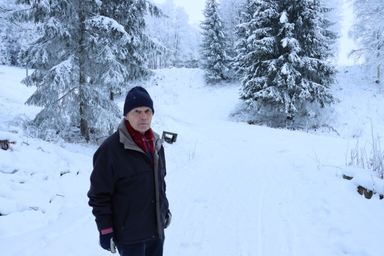 Ragnar Tronsmo forteller om planer for Puttara. Det skal se mer ut som en park i tiden som kommer.