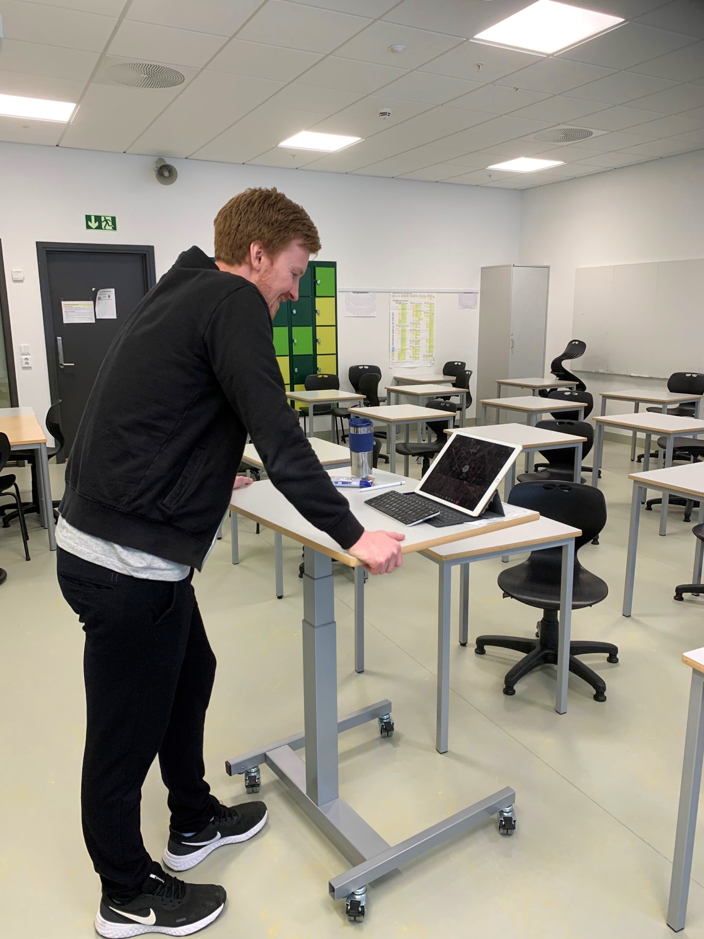Lærer Marius Ellingsen underviser i et tomt klasserom, men elevene er med over nett. Han forteller at han helst reiser på jobb fremfor å undervise hjemmefra.
