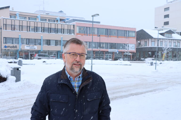 Sjur Strand er oppgitt over at planene om en ny togstrekning til Stockholm får så mye oppmerksomhet. Han kaller planene for urealistiske.
