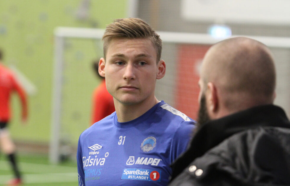 Andreas Smedplass i samtale med keepertrener Johan Martin Lianes.