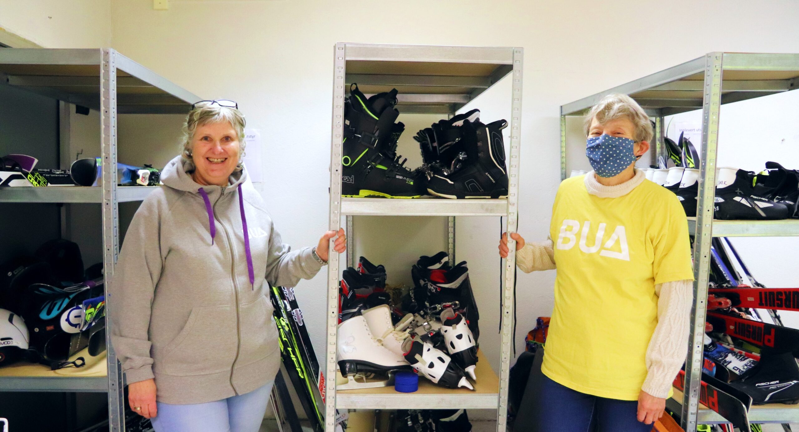 Frivillige Mia Bjølseth og Anne Maren Gaarder i BUA håndterer utstyr som er levert inn og som skal i karantenetid før det lånes ut ut videre. Alt utsyr BUA låner ut er i topp stand, påpeker de.