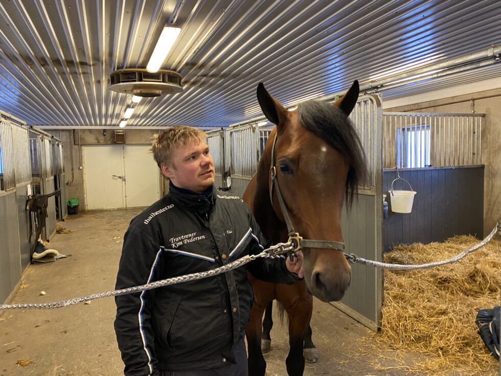 Kim Pedersen (tv.) har god hjelp av Line Simensen og Patric Lange i stallen på Granli.