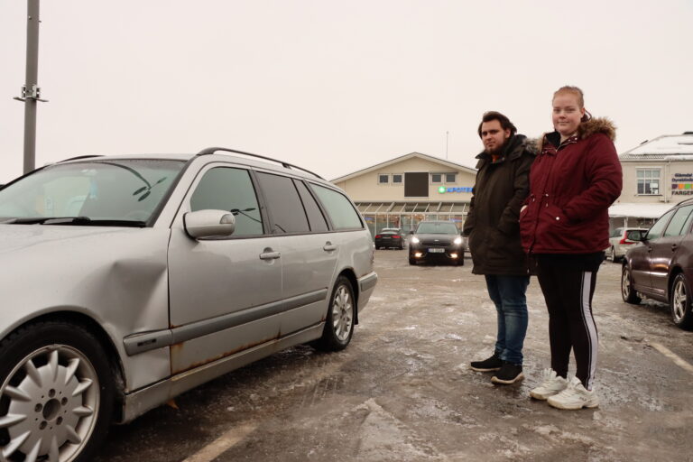 Det er en eldre Mercedes-Benz som Marita Michelle Moholt og Ruben Risch kjører. Den fikk seg en bulk torsdag.