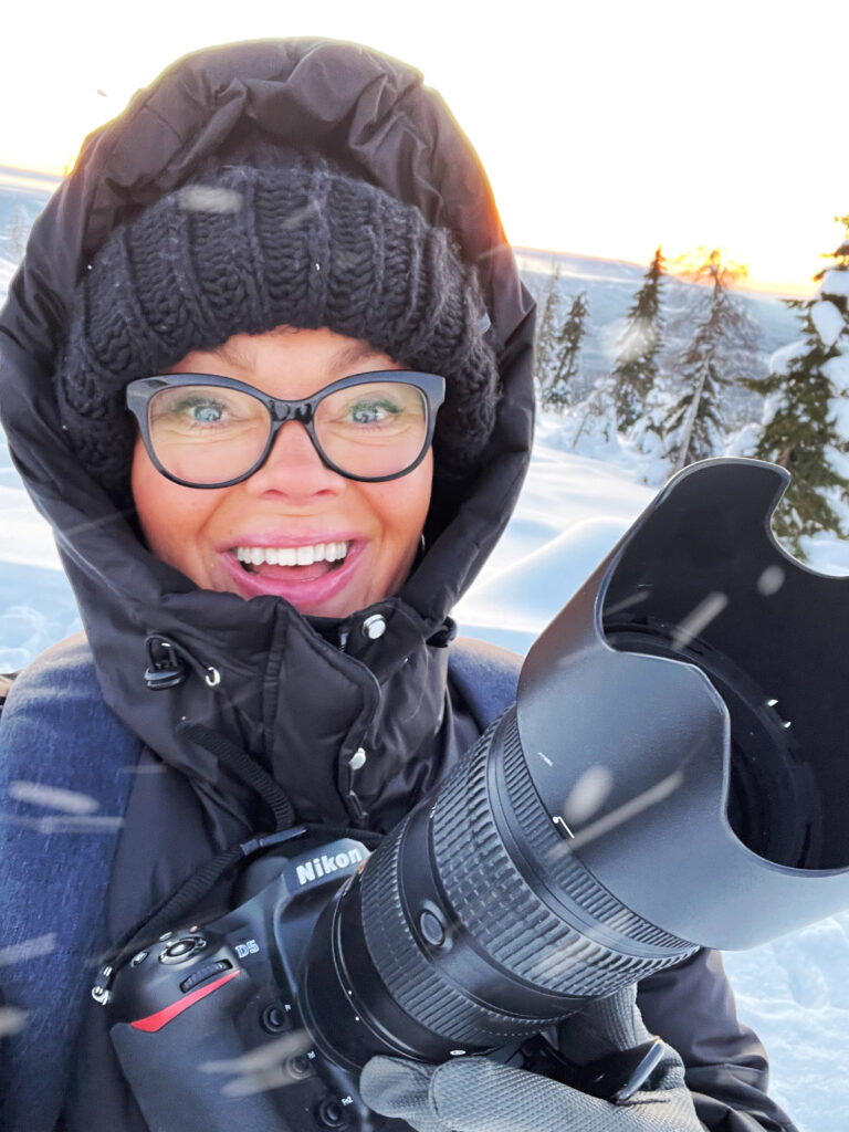 Mona i sitt rette element - ute på tur i skogen med kamera.