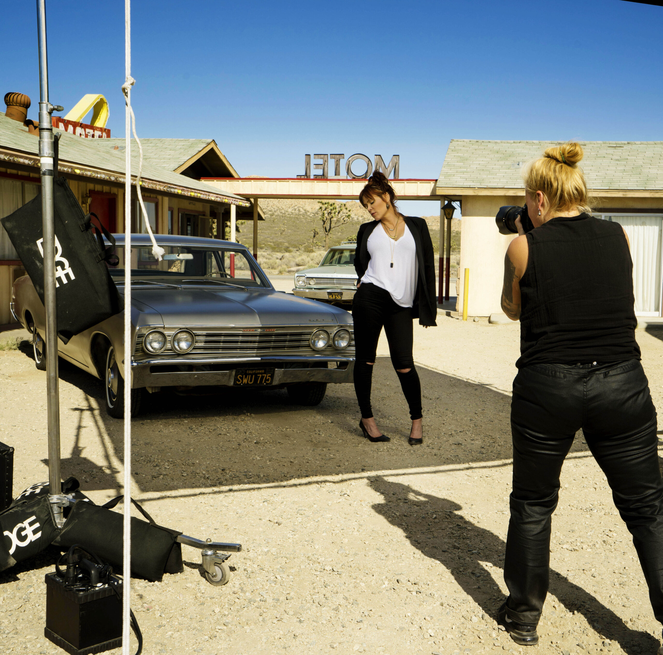 Mona in action! Her på en jobb for den amerikanske artisten, Grammy-nominerte Beth Hart, som hun tok cover- og promobilder for.