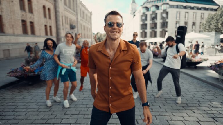 Henrik Holth (25) fra Kongsvinger er en seriøs mann i næringslivet, men også en aspirerende musiker og sanger. Her fra musikkvideoen «Blåmandag».
