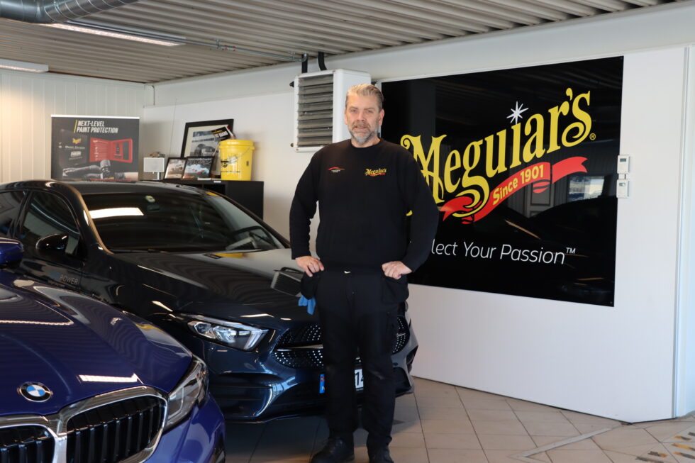Kurt Meldahl-Hansen på Kongsvinger Bilpleie ønsker strengere tilsyn velkommen.