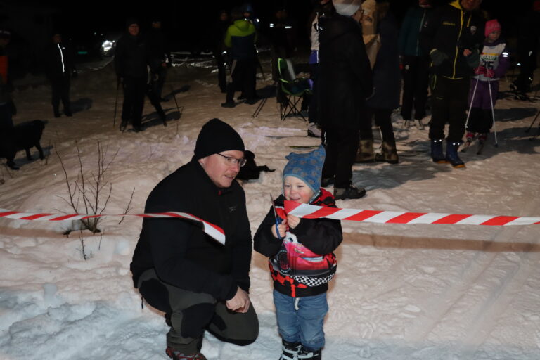 Joel Ampian åpnet den nye lysløypa på Austmarka i lag med pappa Morgan Ampian tirsdag kveld.