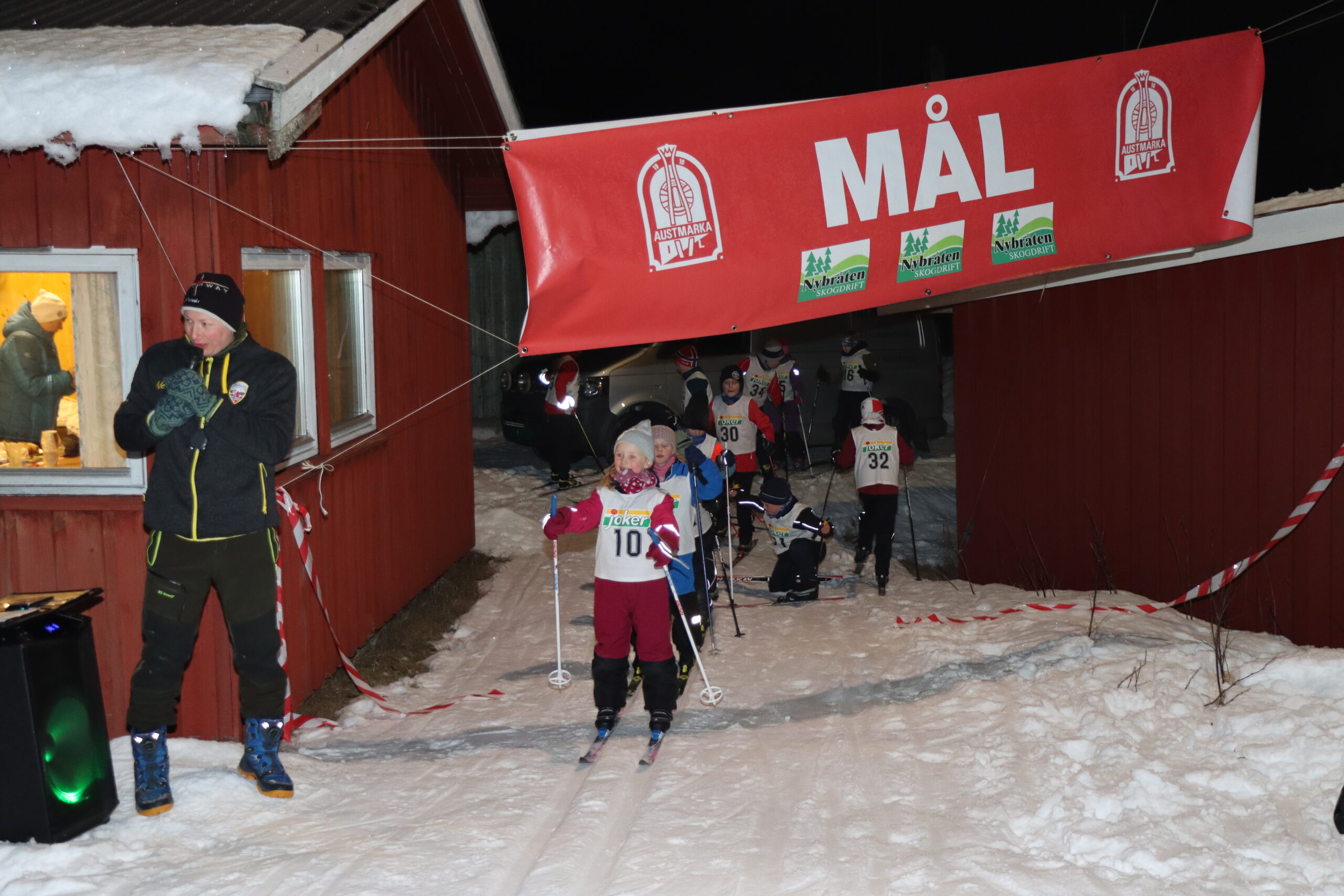 Skikkelig barneskirenn på Austmarka. Her ble også snoren klippet.