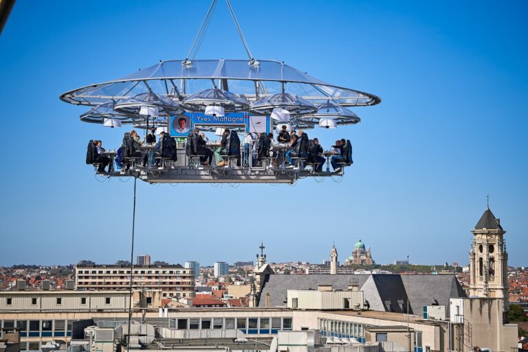 Middag i skyene over Belgia, til sommeren rigges tilsvarende plattform opp på Kongsvinger Festning.