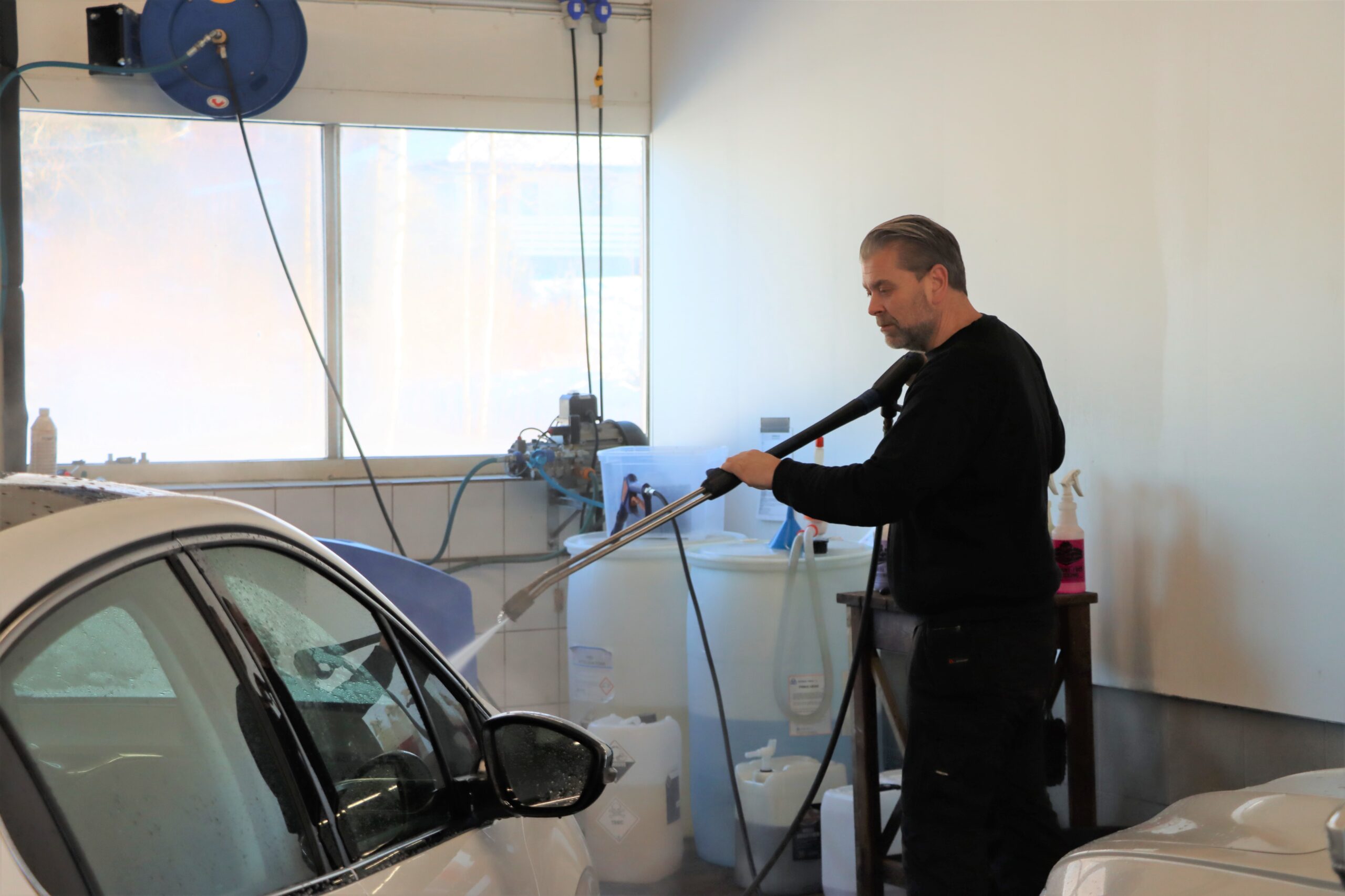 Kongsvinger Bilpleie driver med manuell pleie av bil.