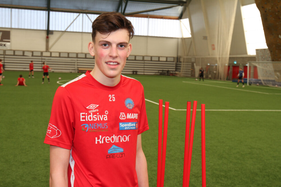 Den høyreiste midtstopperen Tobias Guddal er en av tre prøvespillere KIL har besøk av.