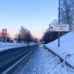 Kommunen har satt opp skilting til vaksinasjon i Holthallen ved avkjørselen til Circle K Arkovegen.