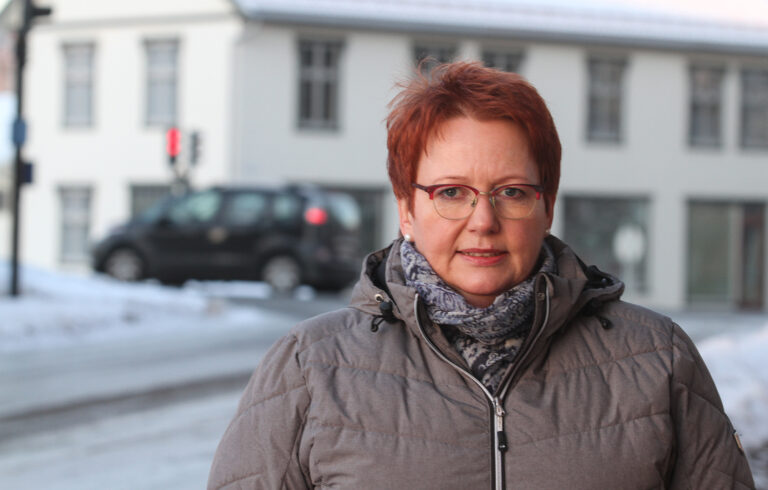 Elin Såheim Bjørkli reagerer på at de borgerlige partiene nå fremstår som redningsmenn og redningskvinner etter at trafikkstasjonene er reddet.– De er midlertidig reddet fra partienes egen politikk, sier hun.