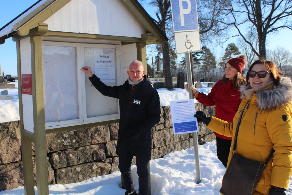 Thomas Melby Hee, Vilde Strid og Karin Flikkeid fra avdelingen for tilpasset kultur hengte på torsdag opp startposten på den nye rebusløypa i Øvrebyen på Kirketorget.