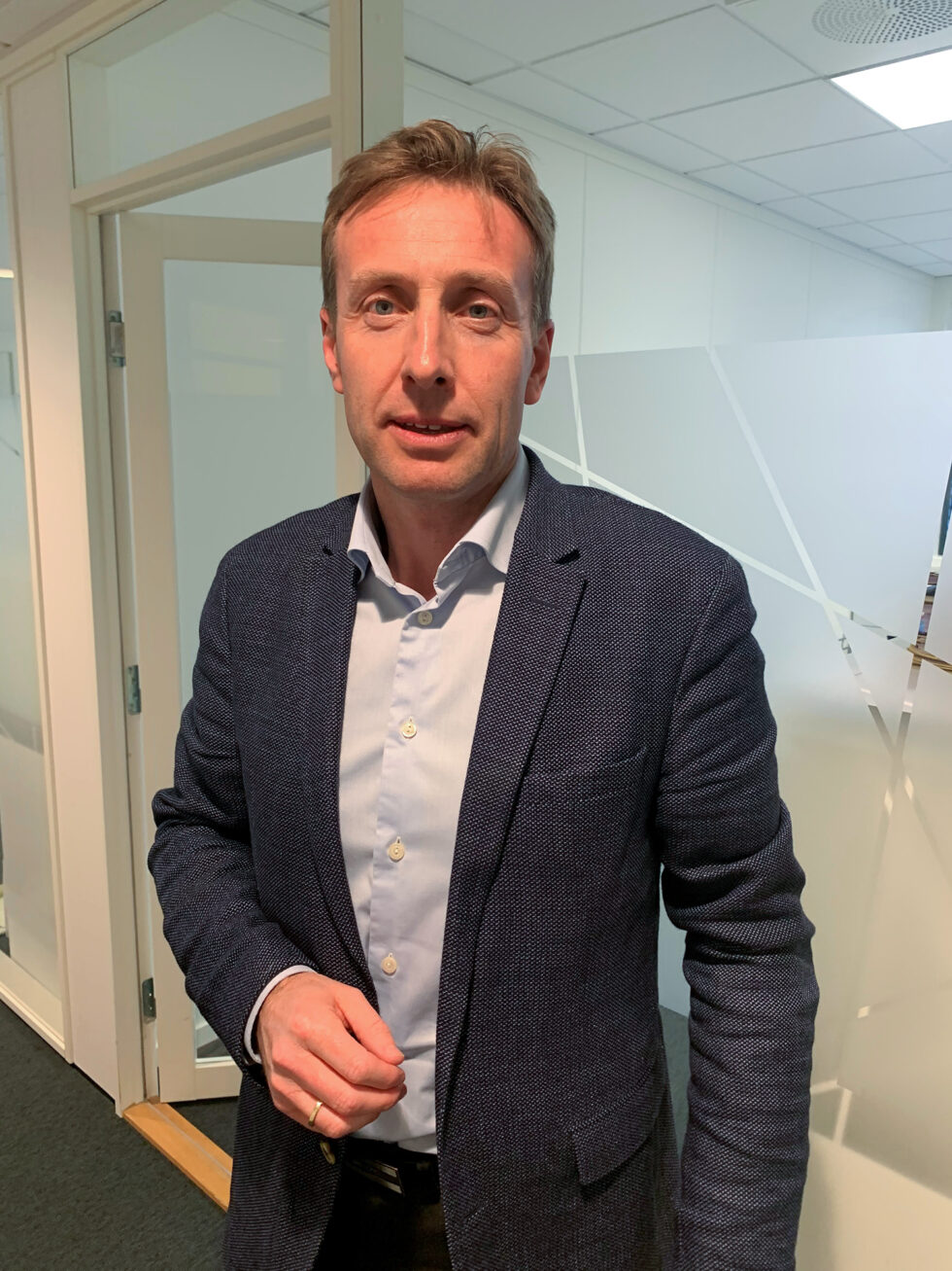 Advokat Gard A. Lier er glad på sin klients vegne etter at Glåmdal tingrett frikjente ham for tre alvorlige tiltaleposter. Nå skal den domfelte kongsvingermannen gjennomgå et narkotikaprogram.