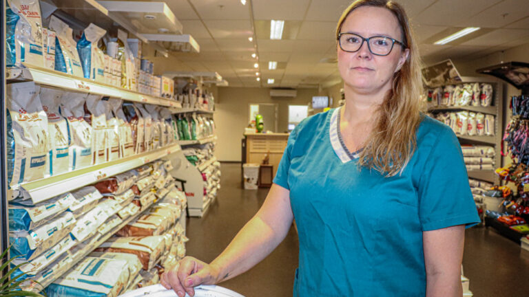 <p>Therese Haagensen (midt) sammen med veterinærkollega Line Bu Nilsen og hennes hund Ready viser frem hvordan man bør kle på hunden så den ikke fryser i kuldegradene. </p>