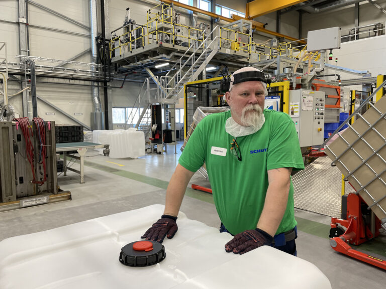 Anders Damperud er skilt fra kone og barn i Sverige etter at grensen ble stengt for dagpendlere. Nå betaler arbeidsgiveren Schutz Nordic for at han bor på hotell slik at han kan jobbe her.