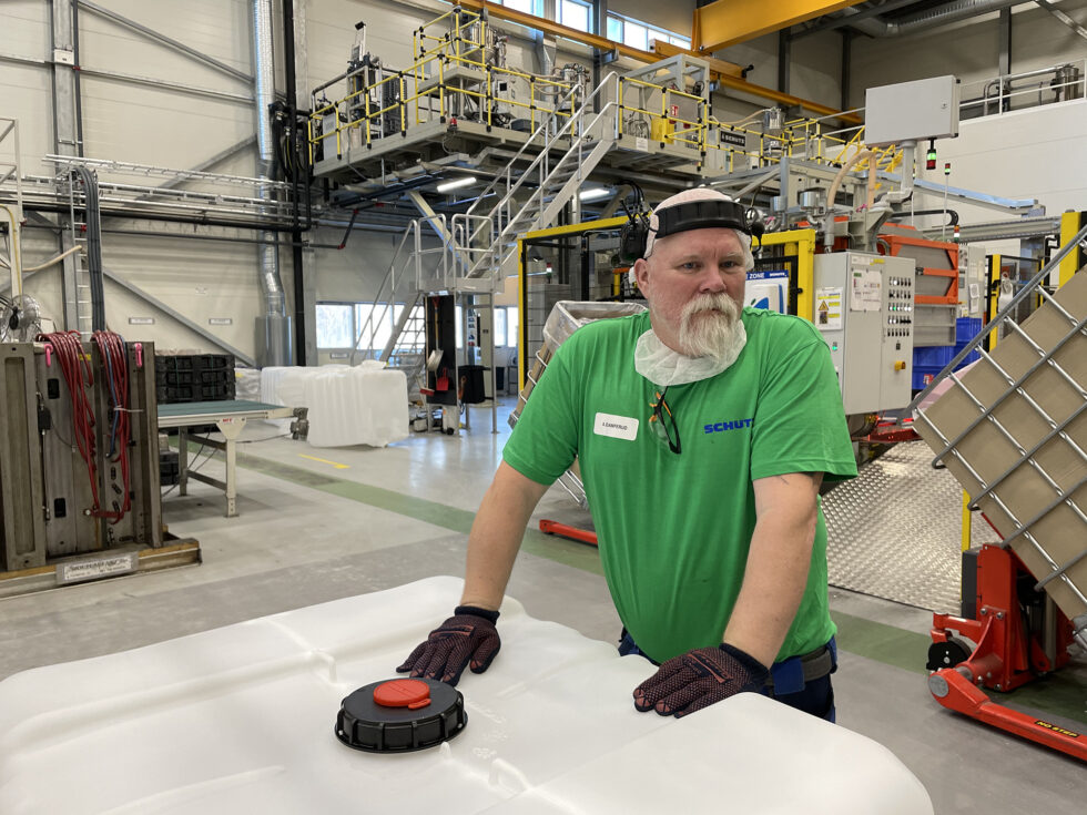 Anders Damperud er skilt fra kone og barn i Sverige etter at grensen ble stengt for dagpendlere. Nå betaler arbeidsgiveren Schutz Nordic for at han bor på hotell slik at han kan jobbe her.