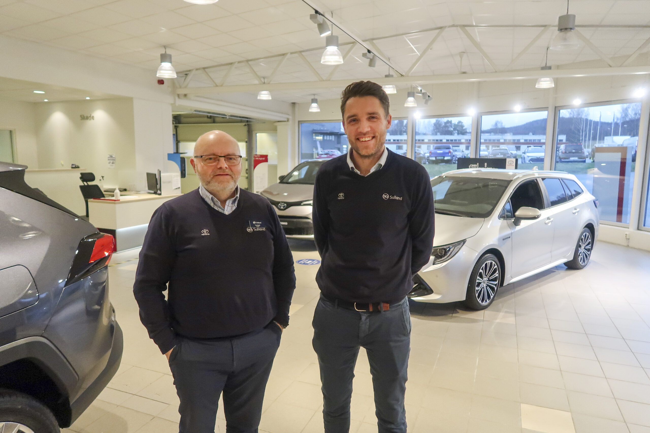 Tom Cato Vangen (t.h.) gikk før jul av som daglig leder for Toyota Sulland Kongsvinger. Even Bjørkli fortsetter som konstituert daglig leder frem til 1. mai når Stig Solbjør er på plass.